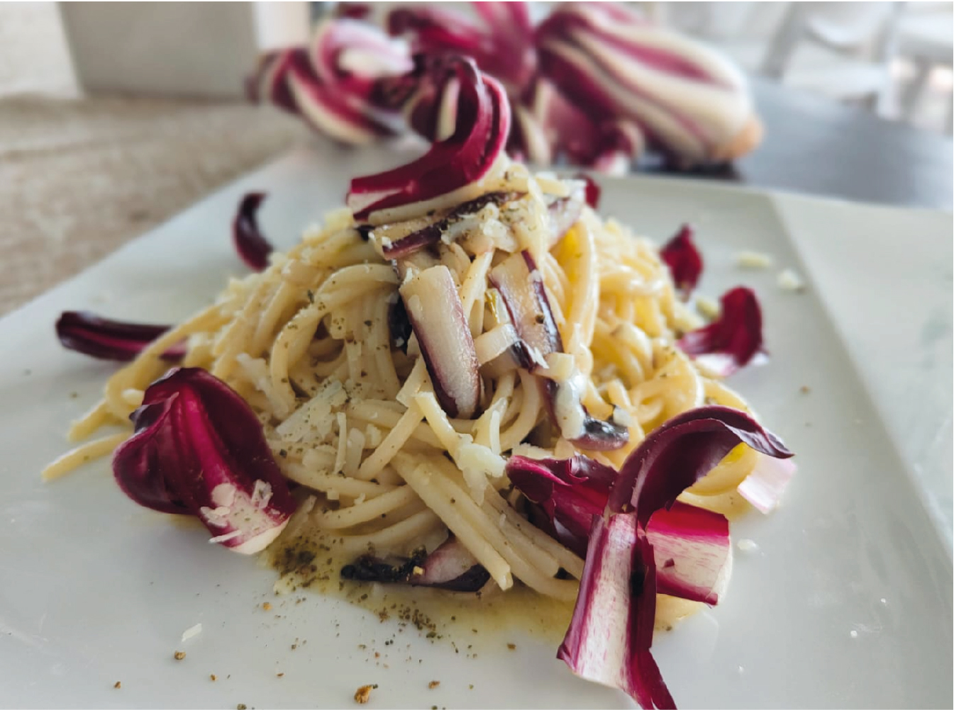 spaghettoni cacio e pepe e radicchio